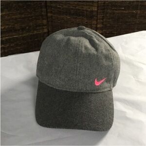 NIKE GOLF NWOT WOOL POLYESTER BACK LOGO DALLAS COWBOYS WOMEN HAT NIKE PINK LOGO
